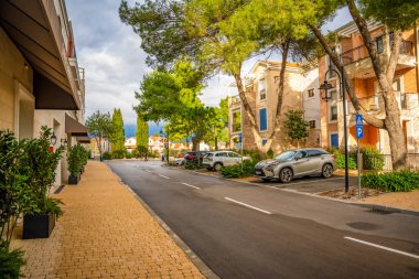 Lustica Körfezi, Karadağ - 5 Ocak 2025: Karadağ 'ın Lustica Körfezi' nde kafeleri ve altyapısı olan yeni modern konut. Yüksek kalite fotoğraf