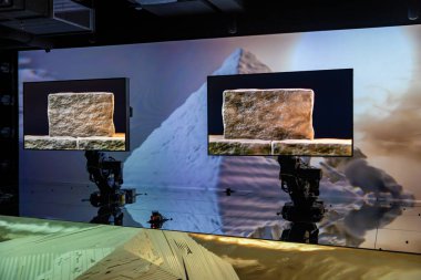 Prag, Çek Cumhuriyeti - 1 Eylül 2023: Prag 'daki Westfield Chodov alışveriş merkezinde interaktif renkler müzesi, neon dijital sanat. Sanal gerçeklik, soyut renkli kavram. Yüksek kalite fotoğraf