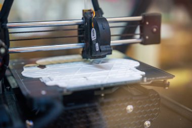 3D yazıcı hassas ve hızlı plastik nesneler üretiyor. Konsept, modern imalat, hızlı prototipleme ve özel üretimin geleceğini temsil etmektedir. Yüksek kalite fotoğraf