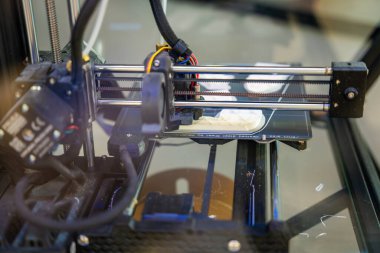3D yazıcı hassas ve hızlı plastik nesneler üretiyor. Konsept, modern imalat, hızlı prototipleme ve özel üretimin geleceğini temsil etmektedir. Yüksek kalite fotoğraf
