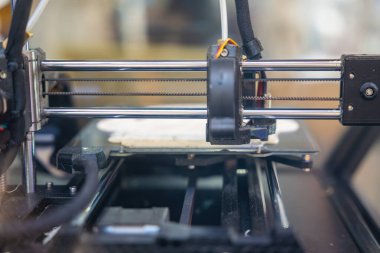 3D yazıcı hassas ve hızlı plastik nesneler üretiyor. Konsept, modern imalat, hızlı prototipleme ve özel üretimin geleceğini temsil etmektedir. Yüksek kalite fotoğraf