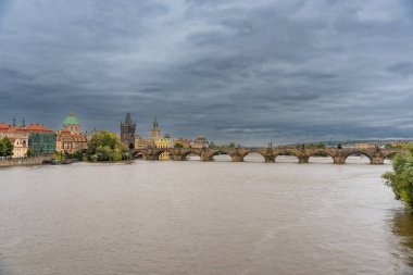 Prag 'da sel. Prag, Vltava nehri üzerindeki Charles Köprüsü manzarası. Yüksek kalite fotoğraf
