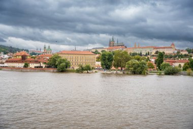 Prag 'da sel. Prag, Vltava nehrinin karşısındaki Prag Kalesi manzarası. Yüksek kalite fotoğraf