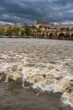 Prag 'da sel. Prag, Vltava nehrinin karşısındaki Prag Kalesi manzarası. Yüksek kalite fotoğraf