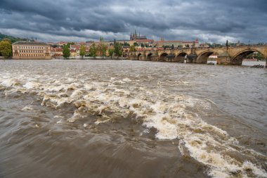 Prag 'da sel. Prag, Vltava nehrinin karşısındaki Prag Kalesi manzarası. Yüksek kalite fotoğraf