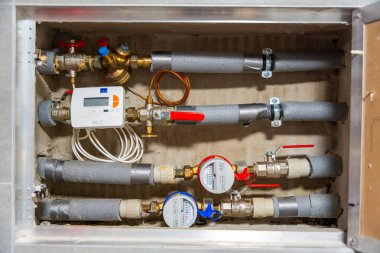 Akıllı su ve ısı sayaçları, Avrupa 'daki bir veri iletim sistemine yerleştirilmiş. Bu kavram, modern enerji verimliliği ve dijital altyapı gelişimini temsil etmektedir.. 