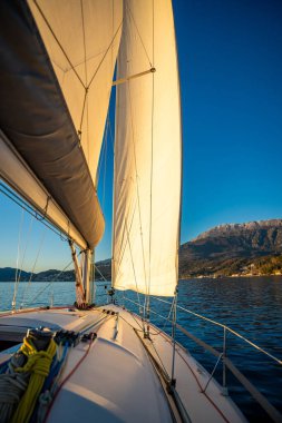 Karadağ 'da Adriyatik Denizi' nde yelken açan yelkenli bir yatın güneşli yelkeni. Yüksek kalite fotoğraf