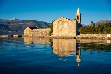 Karadağ 'ın Adriyatik Denizi' nin Kotor körfezindeki Tivat kenti yakınlarındaki bir yat teknesinden Merhamet Adası 'nın görüntüsü. Yüksek kalite fotoğraf