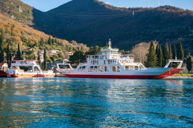 Kotor, Karadağ - 3 Ocak 2025: Karadağ 'daki Kotor Körfezi' nden turist ve araba taşıyan feribot. Yüksek kalite fotoğraf