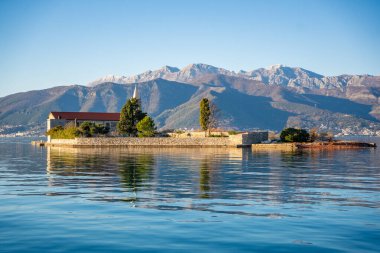 Karadağ 'ın Adriyatik Denizi' nin Kotor körfezindeki Tivat kenti yakınlarındaki bir yat teknesinden Merhamet Adası 'nın görüntüsü. Yüksek kalite fotoğraf