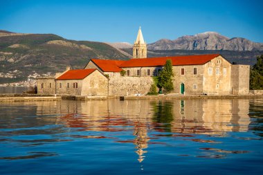 Karadağ 'ın Adriyatik Denizi' nin Kotor körfezindeki Tivat kenti yakınlarındaki bir yat teknesinden Merhamet Adası 'nın görüntüsü. Yüksek kalite fotoğraf