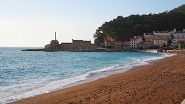 Petrovac, Karadağ - 9 Ocak 2025: Kışın Karadağ 'ın Petrovac kentinde bulunan antik kale ve setin manzarası. Yüksek kalite 4k görüntü