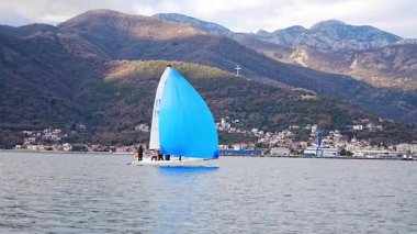 Kotor, Karadağ - 20 Ocak 2025: Karadağ 'ın Kotor Koyu' nda öğrencileri ve eğitmenleriyle birlikte iki yelkenli tekne, takım çalışması, macera ve deniz eğitimini ön plana çıkarıyor. 
