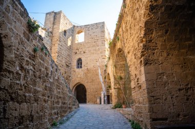 Kyrenia 'daki eski limandan kaleye turistler olmadan, Kuzey Kıbrıs. Yüksek kalite fotoğraf