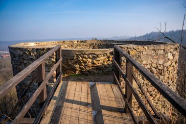 Petrohrad 'ın küçük bir kasabasındaki eski kilise ve kale harabeleri. Hacıların yolu, Çek Cumhuriyeti. Yüksek kalite fotoğraf