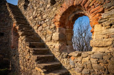 Küçük bir Czech kasabası olan Petrohrad 'da eski bir kale, şapelin yanında harabe. Hacıların yolu, Çek Cumhuriyeti. Yüksek kalite fotoğraf