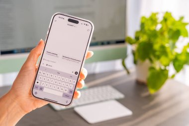 Prag, Çek Cumhuriyeti - 24 Şubat 2025: Ekranda Chat Gpt uygulaması ile el ele tutuşmanın görüntüsü. Open Ai 'nin asistanıyım. Yapay zeka konsepti. Yüksek kalite fotoğraf