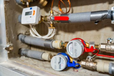 Akıllı su ve ısı sayaçları, Avrupa 'daki bir veri iletim sistemine yerleştirilmiş. Bu kavram, modern enerji verimliliği ve dijital altyapı gelişimini temsil etmektedir.. 