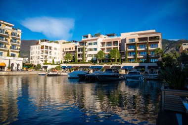 Tivat, Karadağ - 7 Ocak 2025: Karadağ 'ın Tivat kentinde kışın tekne ve yatlarla Porto Karadağ' ın deniz ve mimarisi. Yüksek kalite fotoğraf