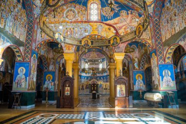 Bar, Karadağ - 5 Ocak 2025: St. Jovan Vladimir Ortodoks Katedral Kilisesi 'nin Bar, Karadağ' da mavi ve altın renkli freskleri bulunuyor. Yüksek kalite fotoğraf