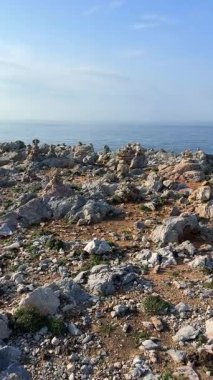 Kuzey Kıbrıs 'ın en kuzeydoğusundaki burunda gezginler tarafından inşa edilmiş taş ocaklar bulunuyor. Görüntü keşfi, insan varlığını ve doğa ile gelenek arasındaki bağlantıyı sembolize eder.. 