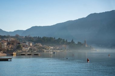 Karadağ 'ın Kotor kasabasının yanındaki Kotor Körfezi' nin kıyısındaki küçük köy manzarası. Yüksek kalite fotoğraf
