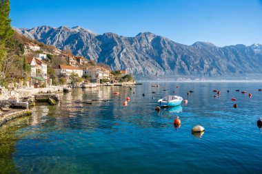 Karadağ 'da kış sabahı, Kotor Körfezi' nin istiridye çiftlikleriyle panoramik manzarası. Yüksek kalite fotoğraf