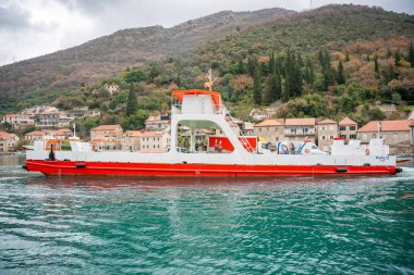 Kotor, Karadağ - 10 Ocak 2025: Karadağ 'daki Kotor körfezinin bir bankasından diğerine feribot geçişi. Yüksek kalite fotoğraf