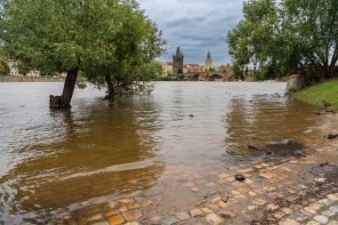 Prag 'da sel. Prag, Vltava nehri üzerindeki Charles Köprüsü manzarası. Yüksek kalite fotoğraf
