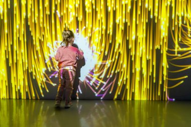 Prag, Çek Cumhuriyeti - 1 Eylül 2023: Prag 'daki Westfield Chodov alışveriş merkezinde interaktif renkler müzesi, neon dijital sanat. Sanal gerçeklik, soyut renkli kavram. Yüksek kalite fotoğraf