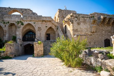 Kyrenia 'daki eski limanda Kuzey Kıbrıs' ta turistlerin olmadığı bir kale bölgesi. Yüksek kalite fotoğraf
