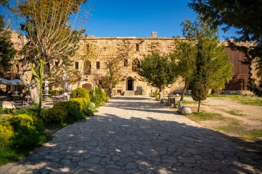 Kyrenia 'daki eski limanda Kuzey Kıbrıs' ta turistlerin olmadığı bir kale bölgesi. Yüksek kalite fotoğraf