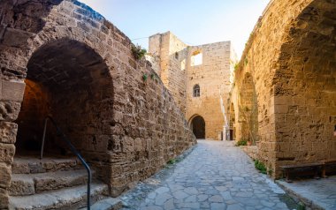 Kyrenia 'daki eski limandan kaleye turistler olmadan, Kuzey Kıbrıs. Yüksek kalite fotoğraf