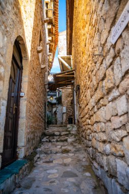 Karadağ 'ın Ulcinj kenti - 2.01.2025: Karadağ' ın Avrupa 'nın en güneydeki kenti olan Karadağ' ın Ulcinj Eski Kenti 'ndeki Dar Sokak. Yüksek kalite fotoğraf