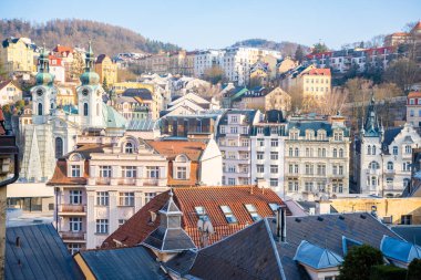Karlovy Vary 'deki tarihi binaların çatılarında zarif mimari ve manzaralı şehir manzaraları sergileniyor. Avrupa mirası, şehir manzarası ve kültür turizmi kavramı. Yüksek kalite fotoğraf