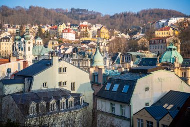 Karlovy Vary 'deki tarihi binaların çatılarında zarif mimari ve manzaralı şehir manzaraları sergileniyor. Avrupa mirası, şehir manzarası ve kültür turizmi kavramı. Yüksek kalite fotoğraf