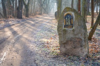 Czech azizlerinin taşlarıyla dolu bir yol. Çek Cumhuriyeti 'ndeki Petrohrad Şapeli' ne hacıların yolu. Yüksek kalite fotoğraf