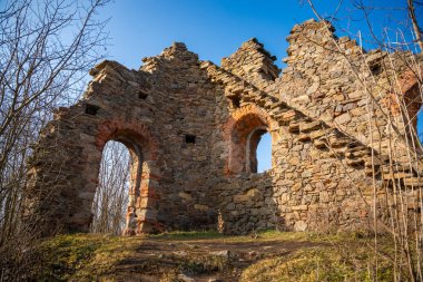 Küçük bir Czech kasabası olan Petrohrad 'da eski bir kale, şapelin yanında harabe. Hacıların yolu, Çek Cumhuriyeti. Yüksek kalite fotoğraf