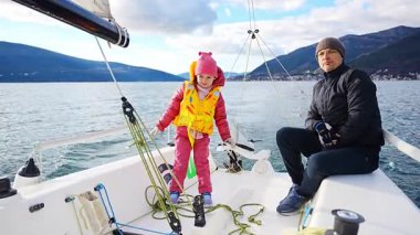 Babası kızına Karadağ 'ın Kotor Körfezi' nde eğitim sırasında yatla açılmasını öğreterek aile bağlarını, maceraları ve deniz sporlarını ön plana çıkarıyor. Yüksek kalite 4k görüntü