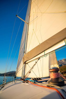 Karadağ 'da Adriyatik Denizi' nde yelken açan yelkenli bir yatın güneşli yelkeni. Yüksek kalite fotoğraf