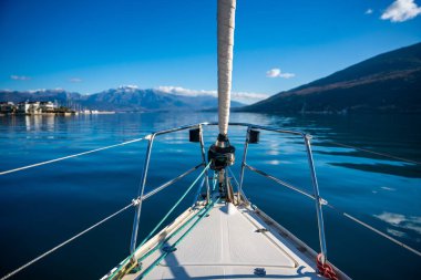 Adriyatik Denizi 'nde yat gezisi. Güvertenin yakın görüntüsü, direk ve yelkenler. Yat konsepti. Yüksek kalite fotoğraf