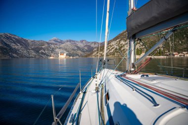 Ada yatından ve Karadağ 'daki Perast yakınlarındaki Our Lady of the Rocks kilisesinden görüntü. Boka Kotor Körfezi, Avrupa. Yüksek kalite fotoğraf