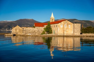 Karadağ 'ın Adriyatik Denizi' nin Kotor körfezindeki Tivat kenti yakınlarındaki bir yat teknesinden Merhamet Adası 'nın görüntüsü. Yüksek kalite fotoğraf
