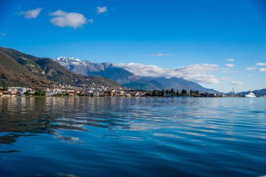 Karadağ 'ın Kotor Körfezi ve yüksek karlı dağların zirvesi, kıyılardaki küçük yerleşim yerleri ve Adriyatik Denizi' nin parlak mavi suları. Yüksek kalite fotoğraf