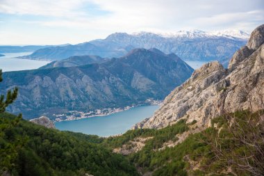 Kotor Körfezi Boca 'nın panoramik manzarası ve Karadağ' ın dağlık kesiminden kış mevsiminde dağlar. Yüksek kalite fotoğraf