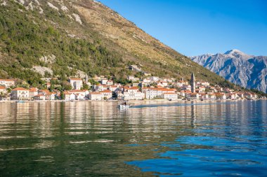 Ünlü Kotor Körfezi 'nde kışın tekneli tarihi bir kasaba manzarası. Yüksek kalite fotoğraf