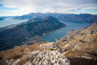 Kotor Körfezi Boca 'nın panoramik manzarası ve Karadağ' ın dağlık kesiminden kış mevsiminde dağlar. Yüksek kalite fotoğraf