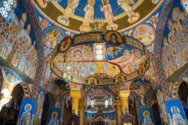 Bar, Karadağ - 5 Ocak 2025: St. Jovan Vladimir Ortodoks Katedral Kilisesi 'nin Bar, Karadağ' da mavi ve altın renkli freskleri bulunuyor. Yüksek kalite fotoğraf