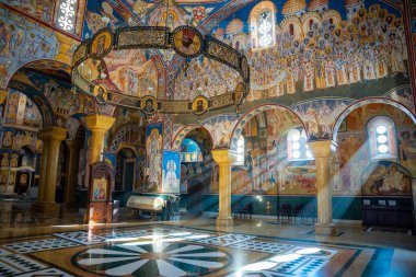 Bar, Karadağ - 5 Ocak 2025: St. Jovan Vladimir Ortodoks Katedral Kilisesi 'nin Bar, Karadağ' da mavi ve altın renkli freskleri bulunuyor. Yüksek kalite fotoğraf