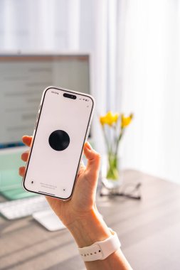Prag, Çek Cumhuriyeti - 24 Şubat 2025: Ekranda Chat Gpt uygulaması olan kadının Iphone 'u tutuşu. Open Ai 'nin asistanıyım. Yapay zeka konsepti. Yüksek kalite fotoğraf